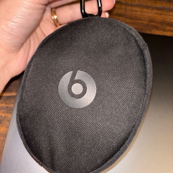 Beats Solo 3, barely used comes with carrying case - Picture 5 of 6